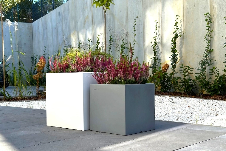 Stylowe donice tarasowe Monumo Pixel Pot biały i szary